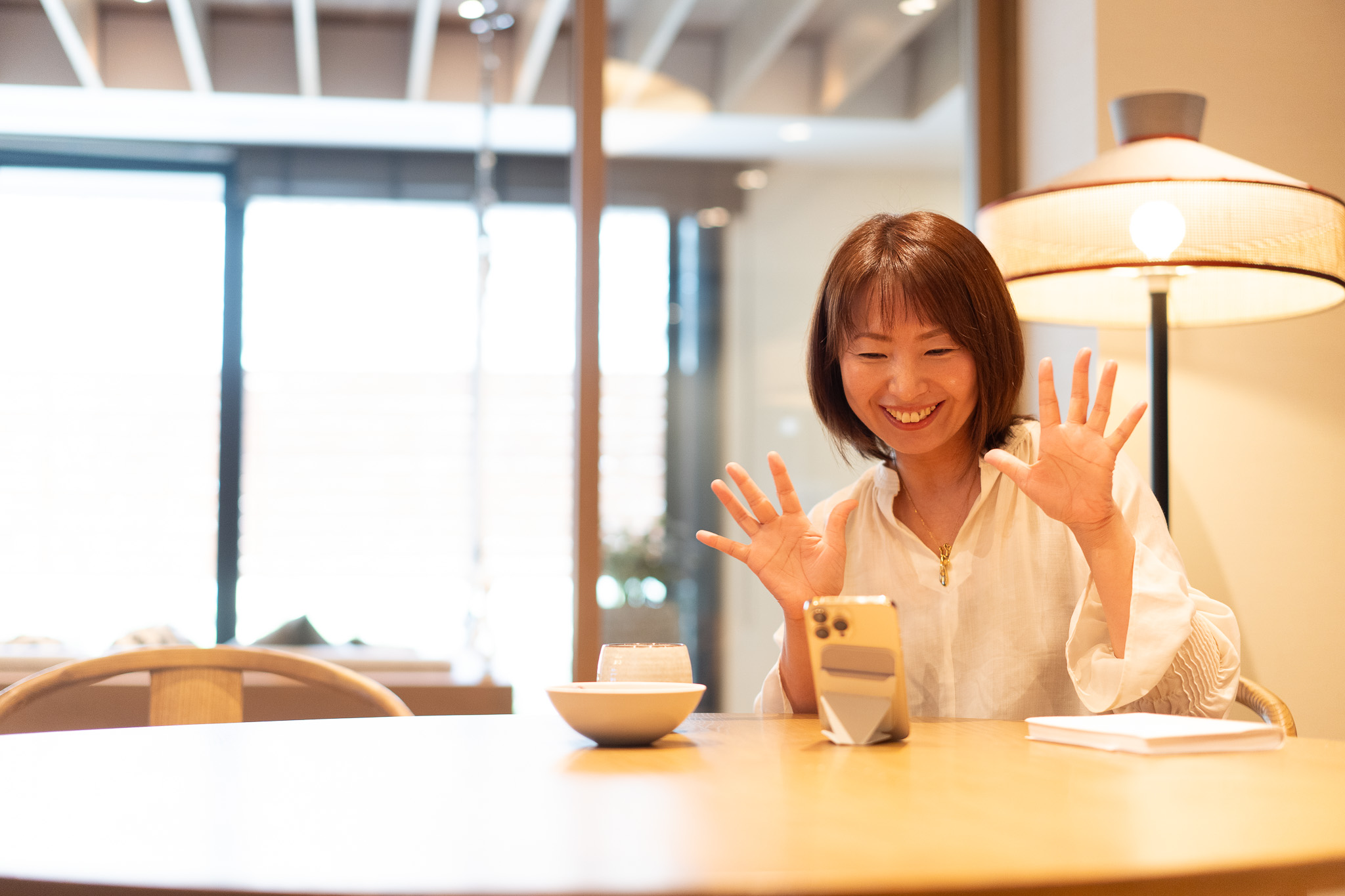 笑顔で手を振る原さん